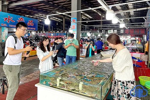 指尖墨香繪鄉愁 手繪畫卷與攝影擴印，記錄鄉村振興的溫暖印記